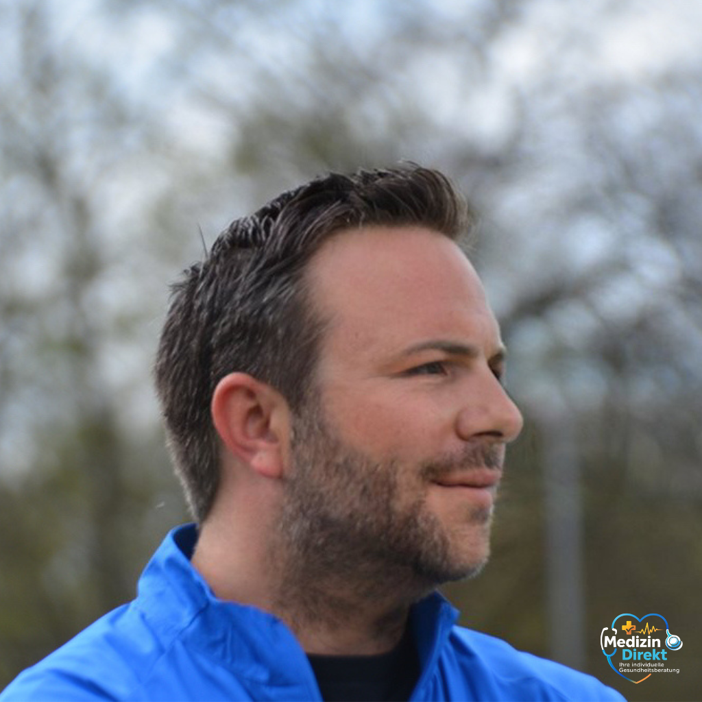 Mann im Profilblick im Freien – Portrait für medizinische Beratung, Vertrauen und persönliche Begleitung