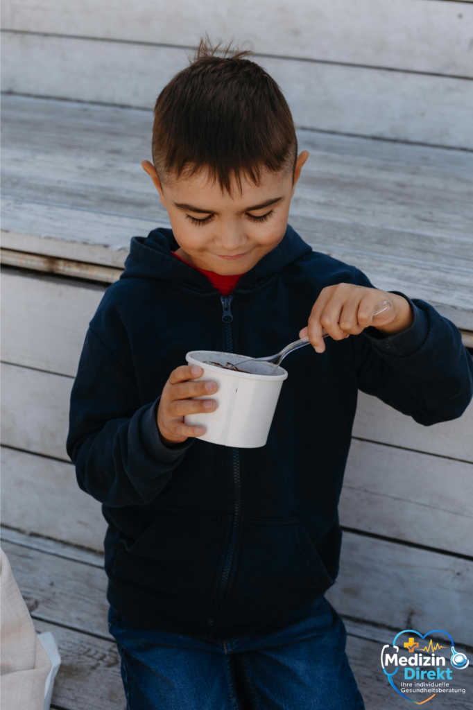 Kind mit Eisbecher in der Hand – steht für Alltag,