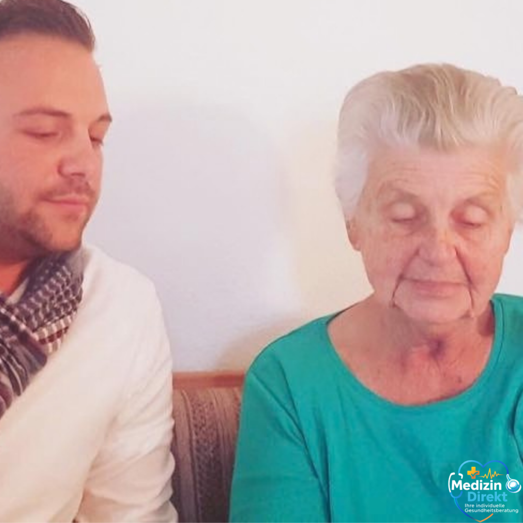Gespräch zwischen Gesundheitsberater und Seniorin über gesundheitliche Themen.