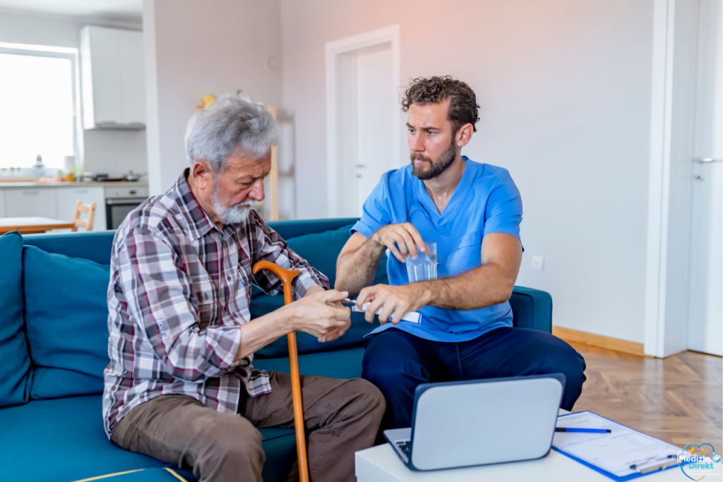Gespräch zwischen Gesundheitsberater und älterem Patienten bei der Einnahme von Medikamenten.