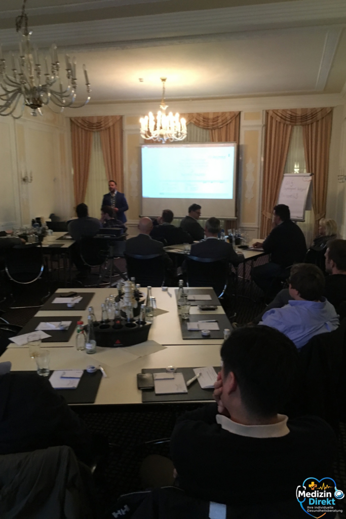 Seminar mit Teilnehmern während eines medizinischen Vortrags.