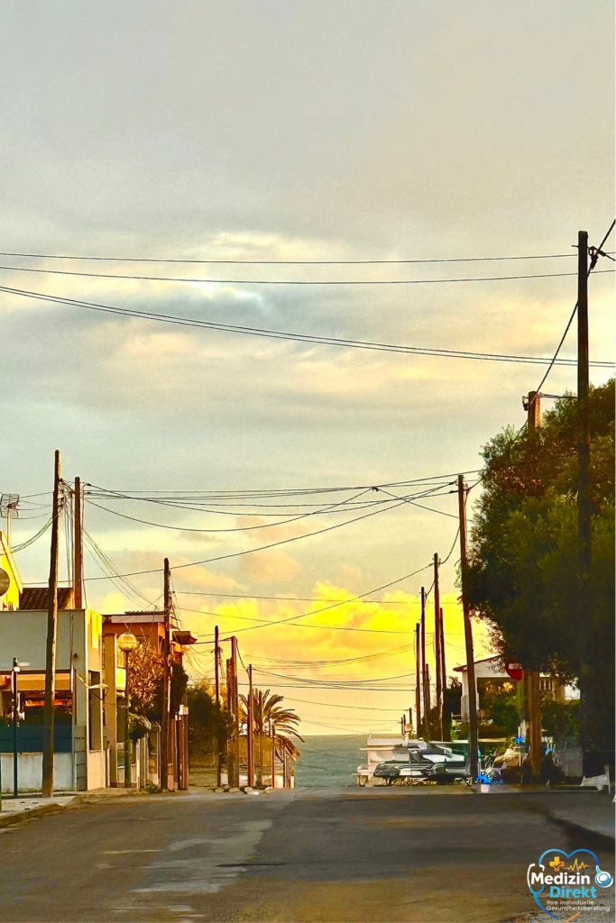 Ruhige Straße in einem Küstenort mit Blick auf das Meer bei warmem Abendlicht