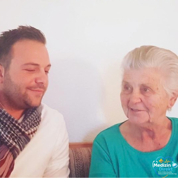 Gespräch zwischen Gesundheitsberater und älterer Patientin.